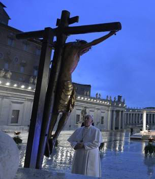 papa-francesco-in-una-piazza-san-pietro-deserta-793728.610x431